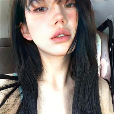 坐在酒吧里吃蛋糕